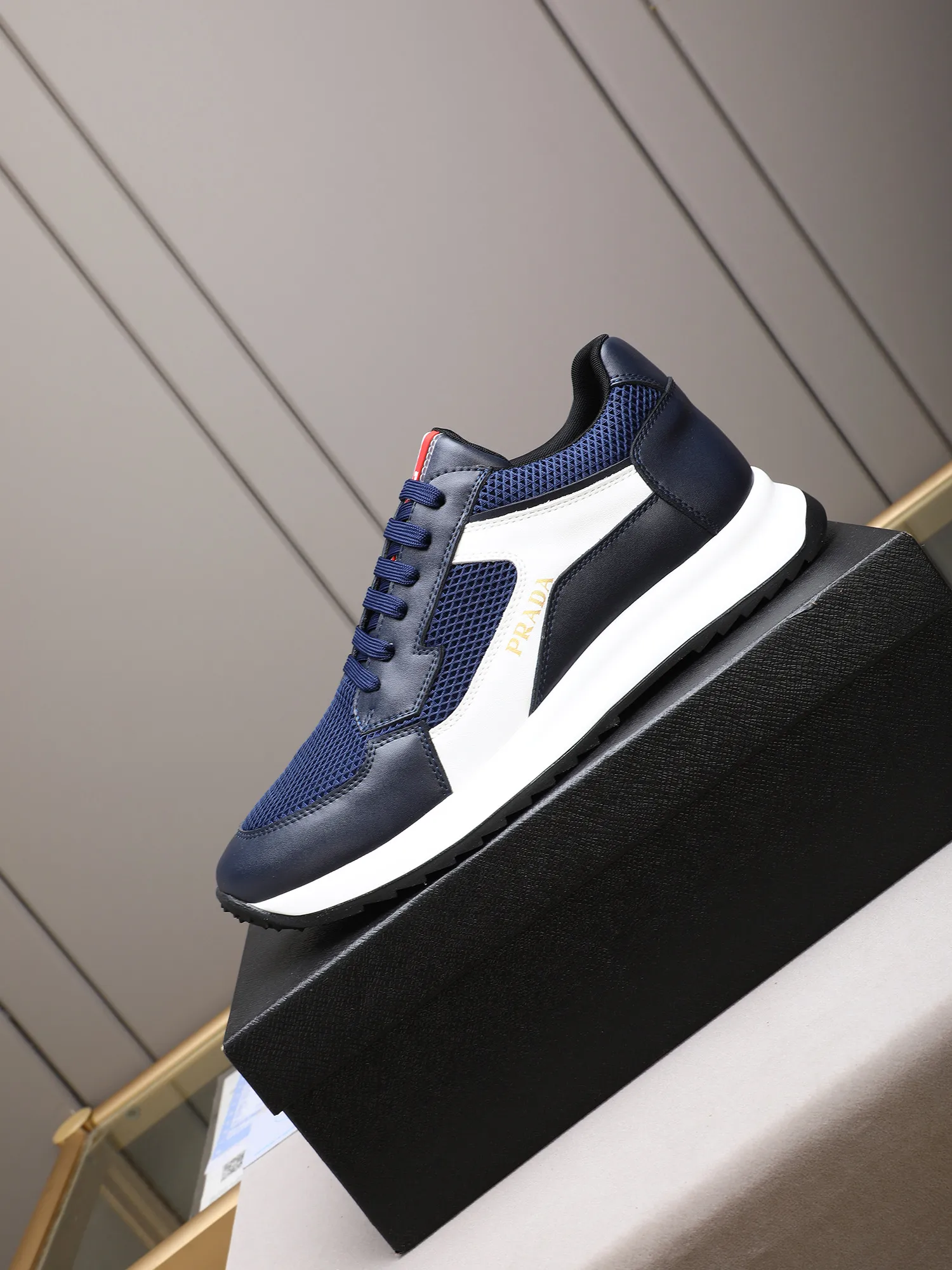 Men's shoes 💰460 Prada/Prada's new men's casual sports shoes, low-top lace-up sports shoes, fashionable and generous style, made of first-layer cowhide stitching and breathable mesh, soft, comfortable and breathable, tongue letter LOGO, finely crafted details, lightweight foam sole, fashionable and versatile! Size: 38-44 (45 customized)